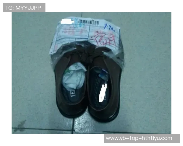 大球后退失足鞋子滑落意外摔倒引发全场哄笑的囧事